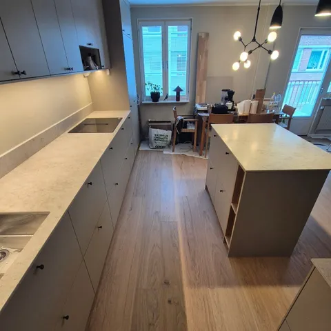 Modernt kök med stor köksö