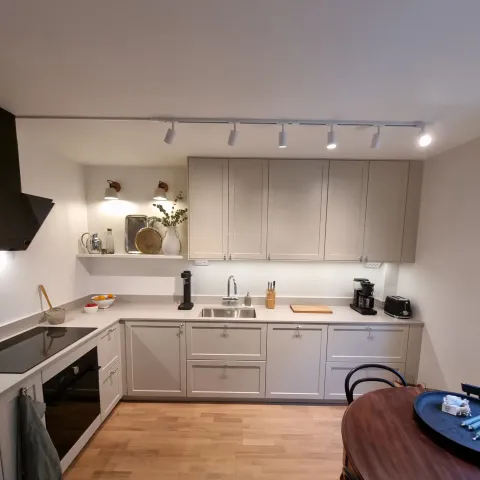 Ljust kök med vita luckor